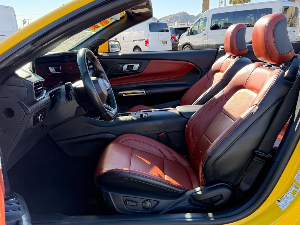 Ford Mustang Vehicle Full-screen Gallery Image 26