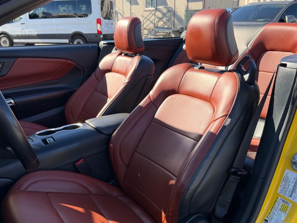 Ford Mustang Vehicle Full-screen Gallery Image 27