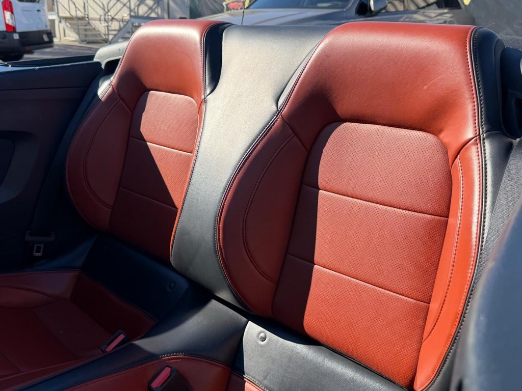 Ford Mustang Vehicle Full-screen Gallery Image 28