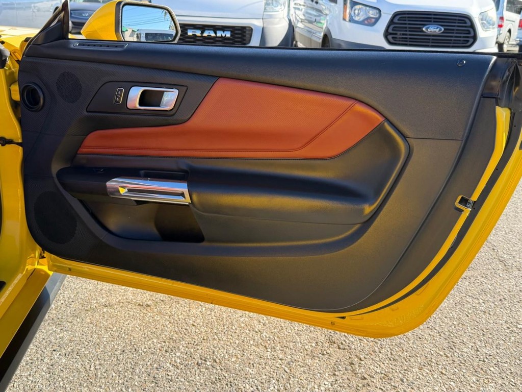 Ford Mustang Vehicle Full-screen Gallery Image 29