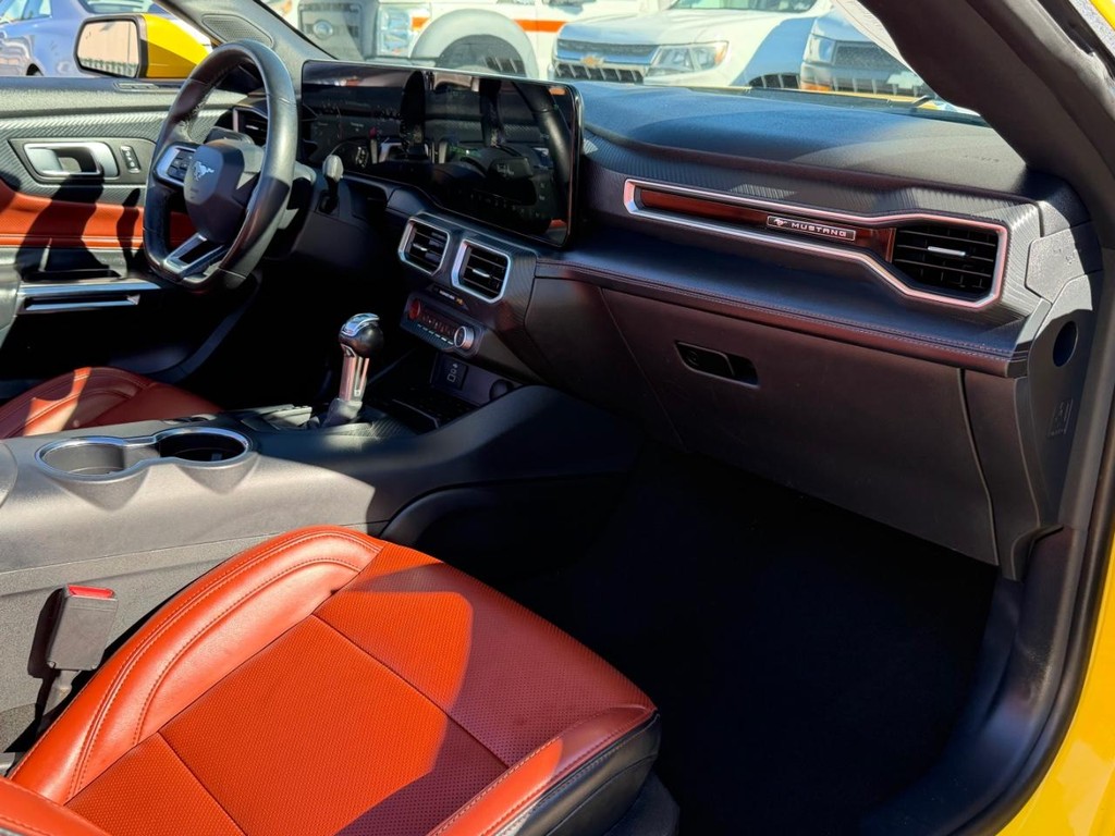 Ford Mustang Vehicle Full-screen Gallery Image 30