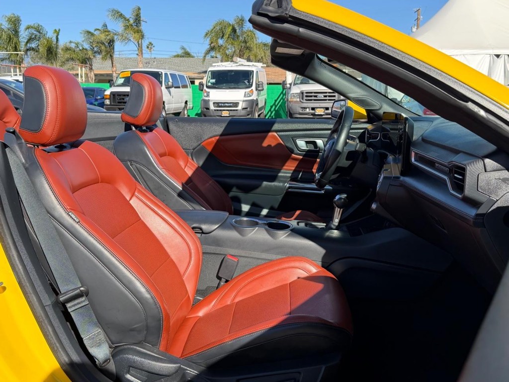 Ford Mustang Vehicle Full-screen Gallery Image 31