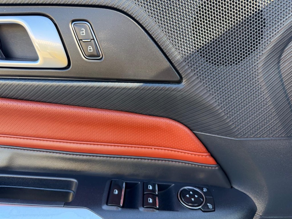 Ford Mustang Vehicle Full-screen Gallery Image 37