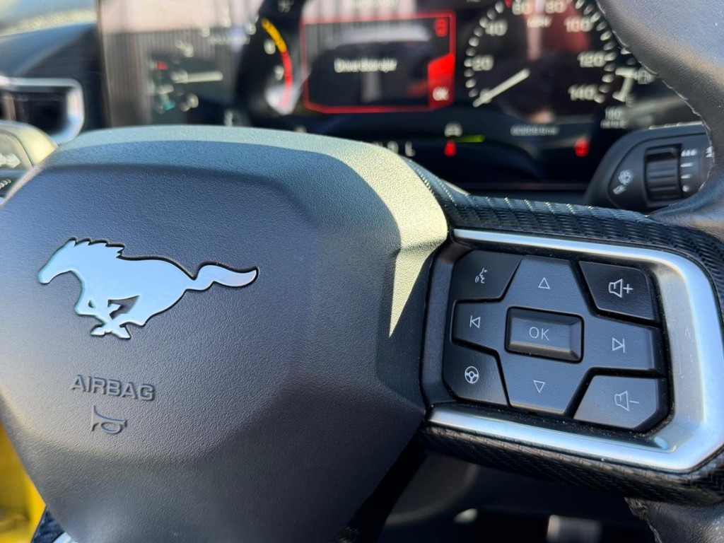 Ford Mustang Vehicle Full-screen Gallery Image 40