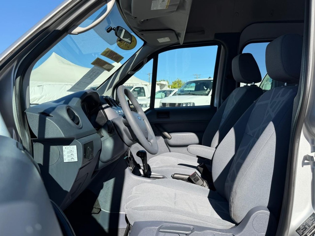 Ford Transit Connect Vehicle Full-screen Gallery Image 17