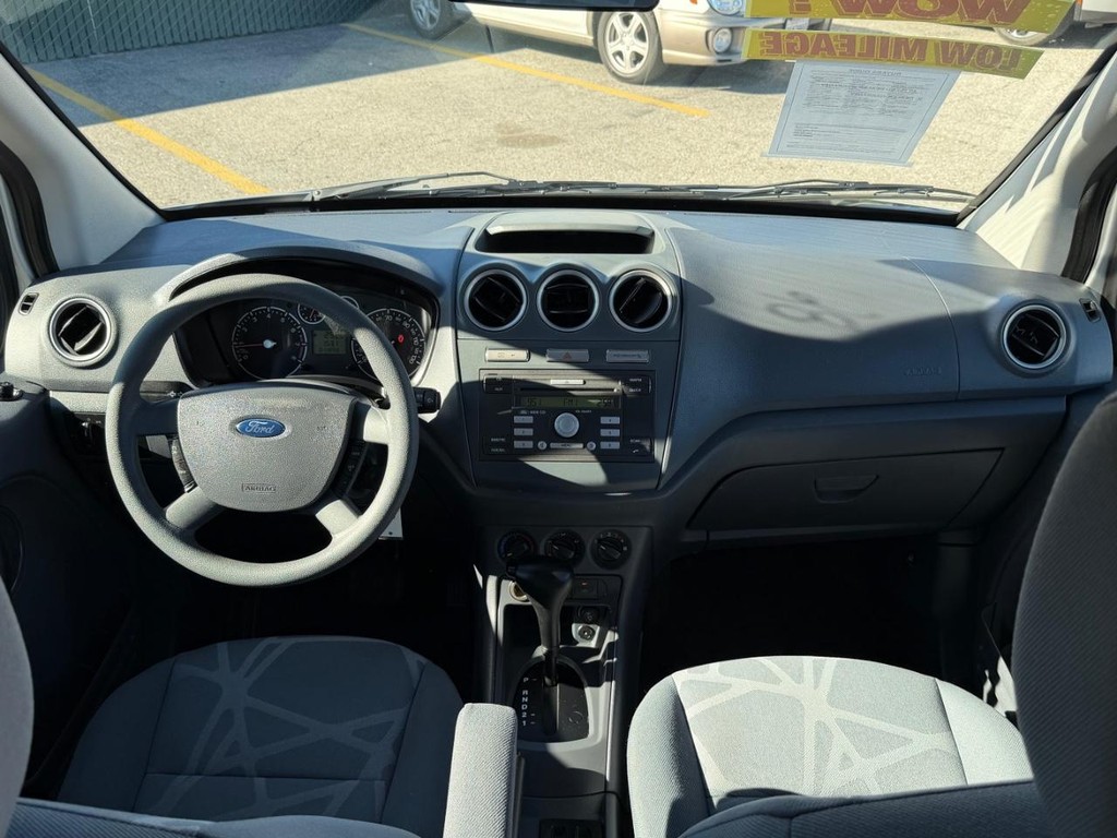 Ford Transit Connect Vehicle Full-screen Gallery Image 23
