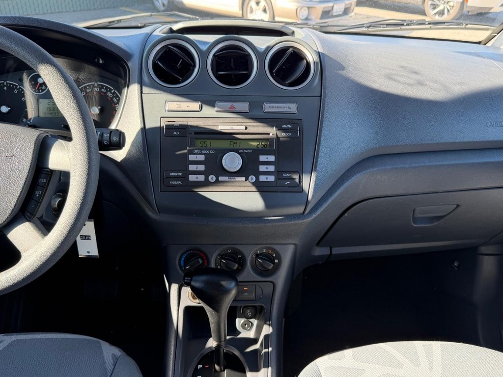 Ford Transit Connect Vehicle Full-screen Gallery Image 25