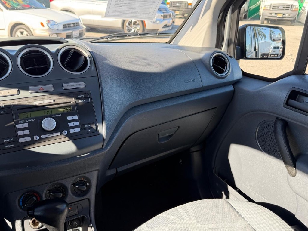 Ford Transit Connect Vehicle Full-screen Gallery Image 26