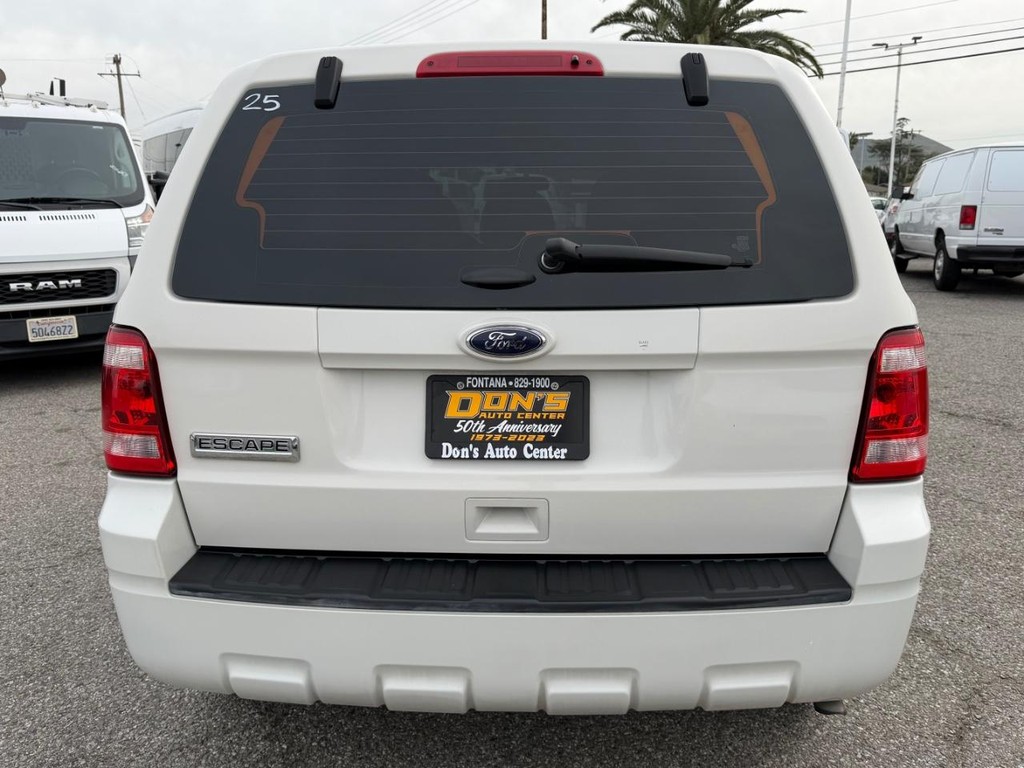 Ford Escape Vehicle Full-screen Gallery Image 08