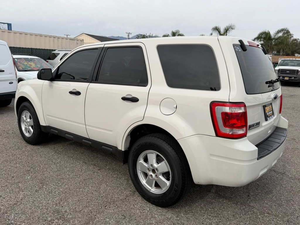 Ford Escape Vehicle Full-screen Gallery Image 09