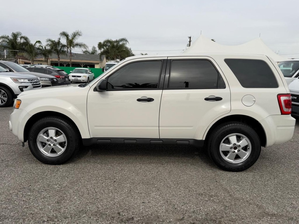 Ford Escape Vehicle Full-screen Gallery Image 11