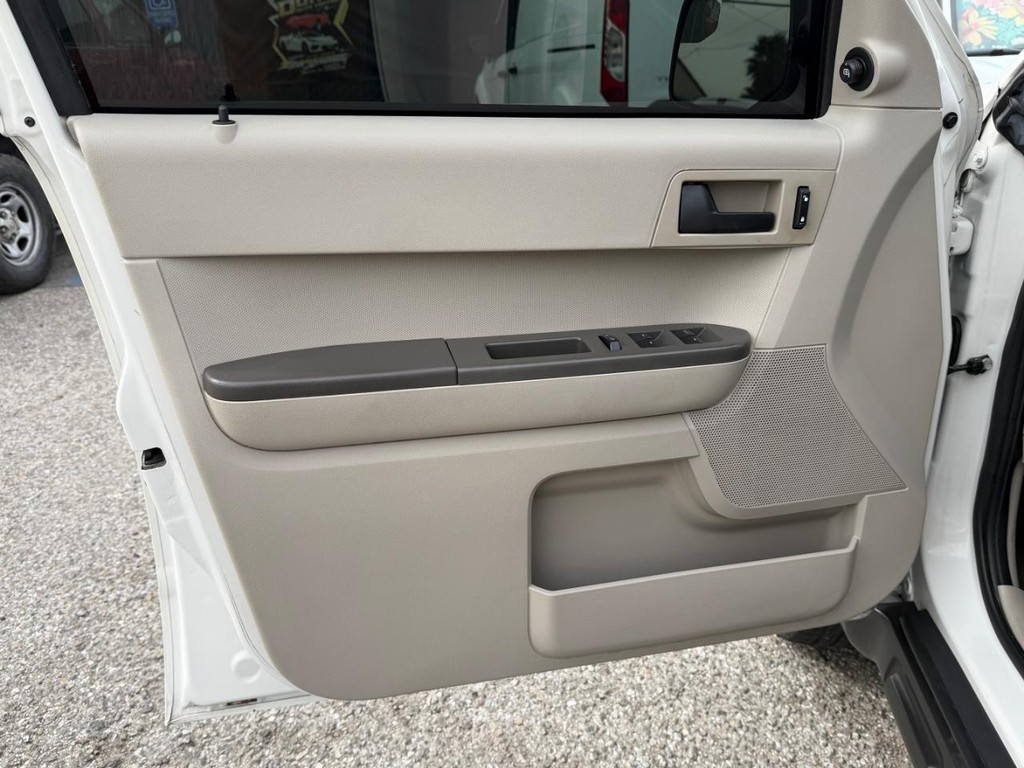 Ford Escape Vehicle Full-screen Gallery Image 15