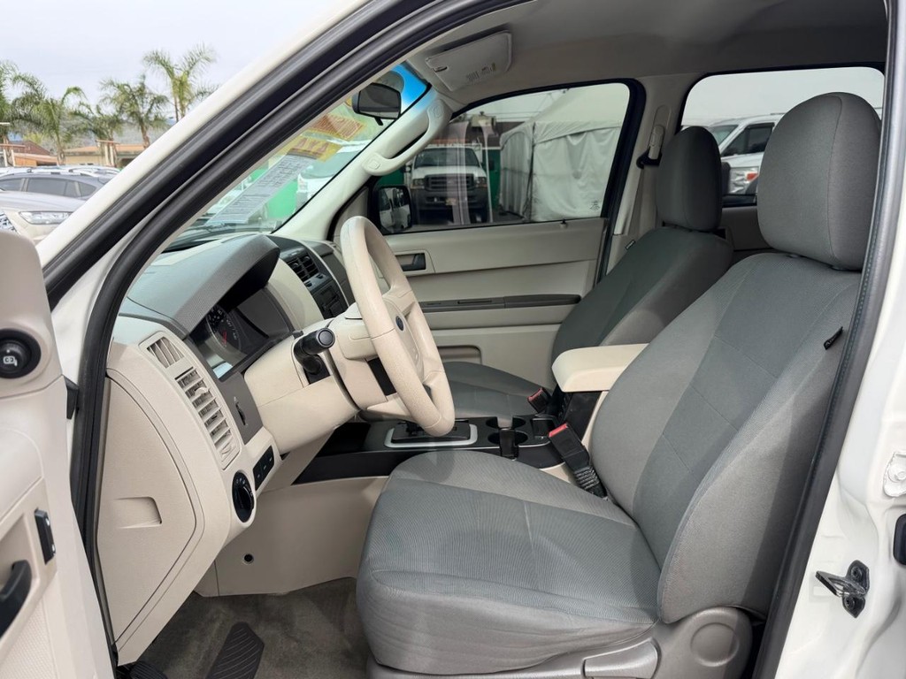 Ford Escape Vehicle Full-screen Gallery Image 17