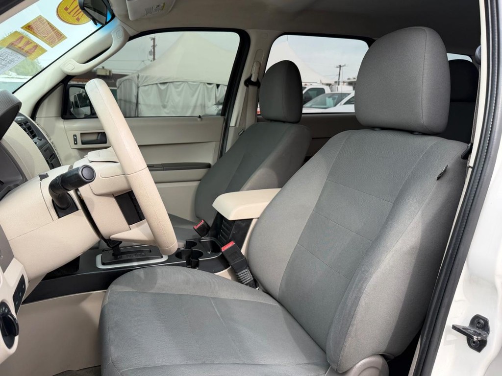 Ford Escape Vehicle Full-screen Gallery Image 18
