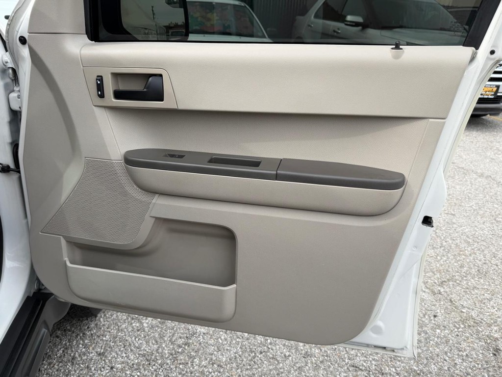 Ford Escape Vehicle Full-screen Gallery Image 19