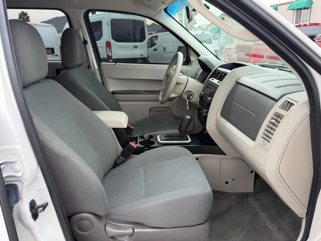 Ford Escape Vehicle Full-screen Gallery Image 20