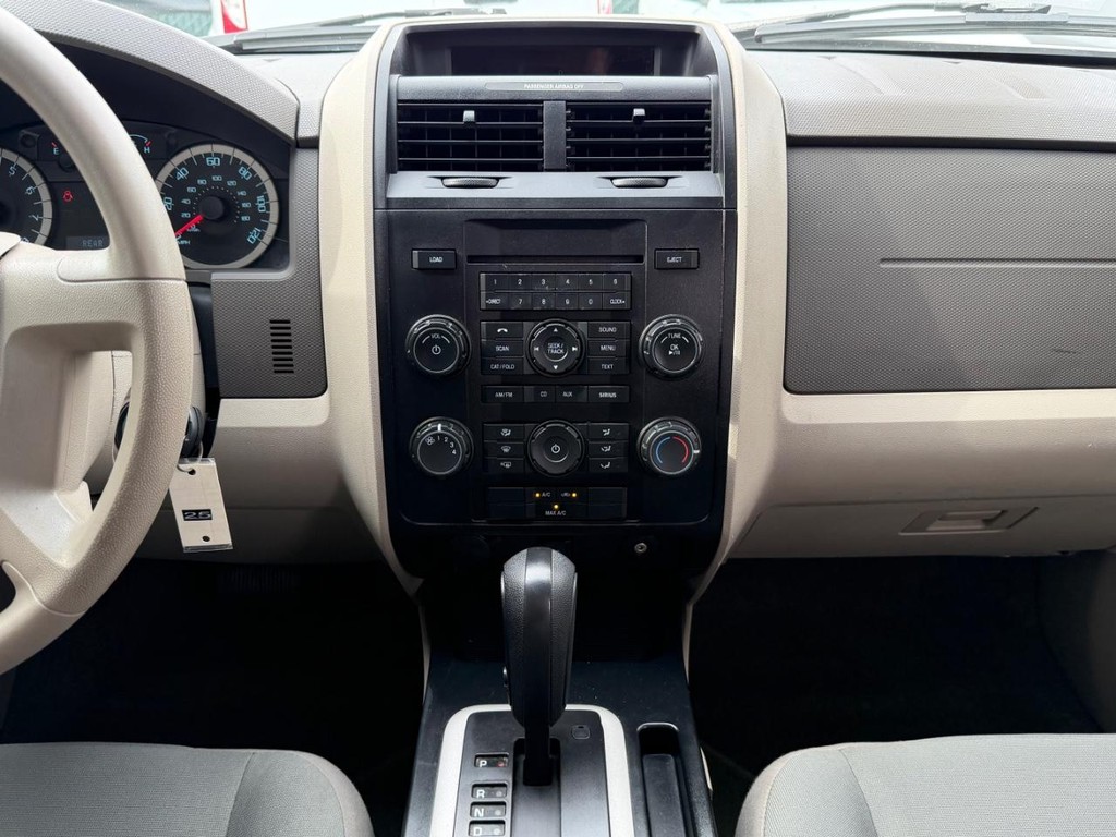 Ford Escape Vehicle Full-screen Gallery Image 24