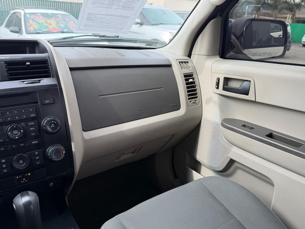 Ford Escape Vehicle Full-screen Gallery Image 25