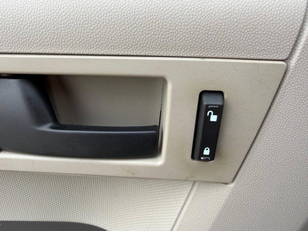 Ford Escape Vehicle Full-screen Gallery Image 30