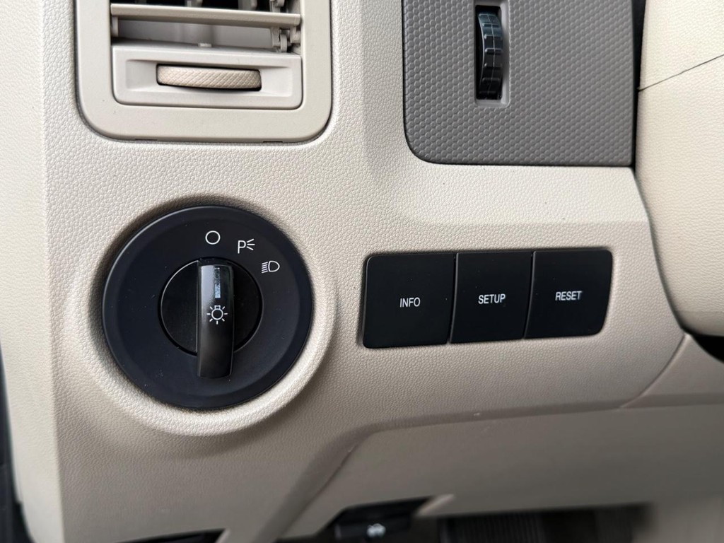 Ford Escape Vehicle Full-screen Gallery Image 32