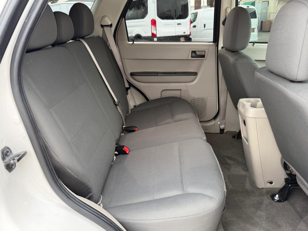 Ford Escape Vehicle Full-screen Gallery Image 34