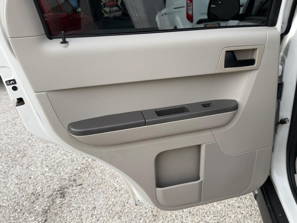 Ford Escape Vehicle Full-screen Gallery Image 35