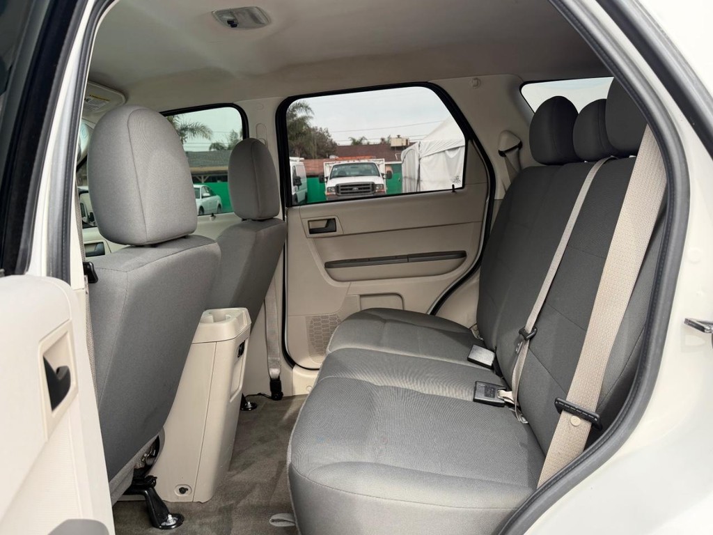 Ford Escape Vehicle Full-screen Gallery Image 36