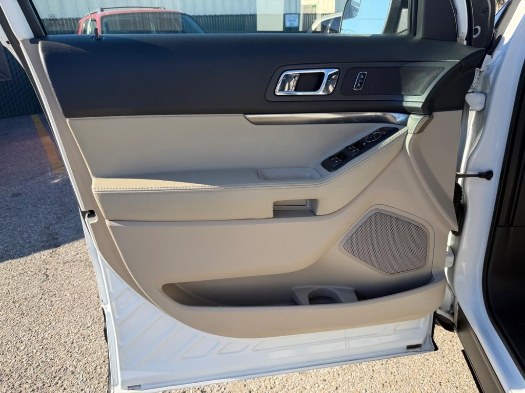 Ford Explorer Vehicle Full-screen Gallery Image 15