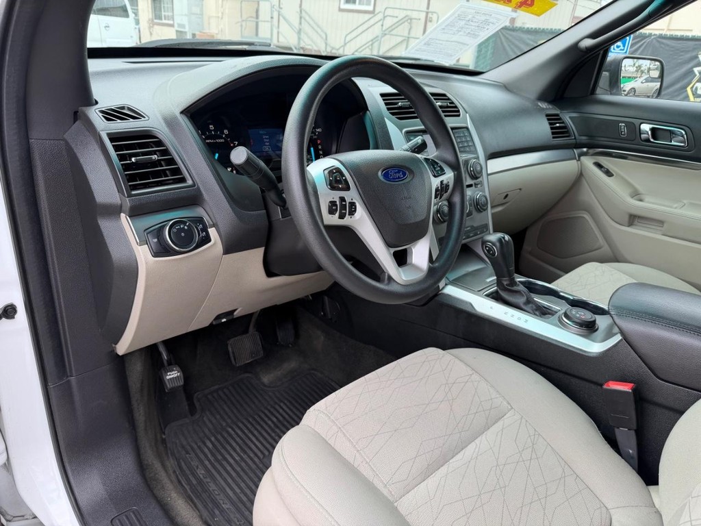 Ford Explorer Vehicle Full-screen Gallery Image 16