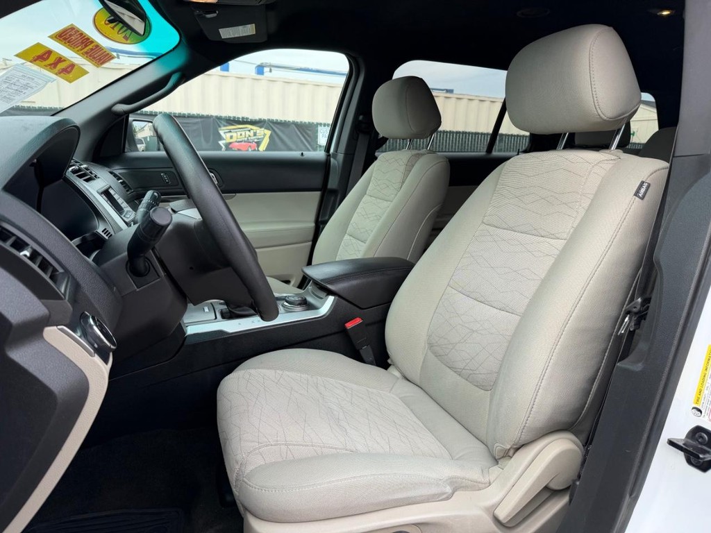 Ford Explorer Vehicle Full-screen Gallery Image 18