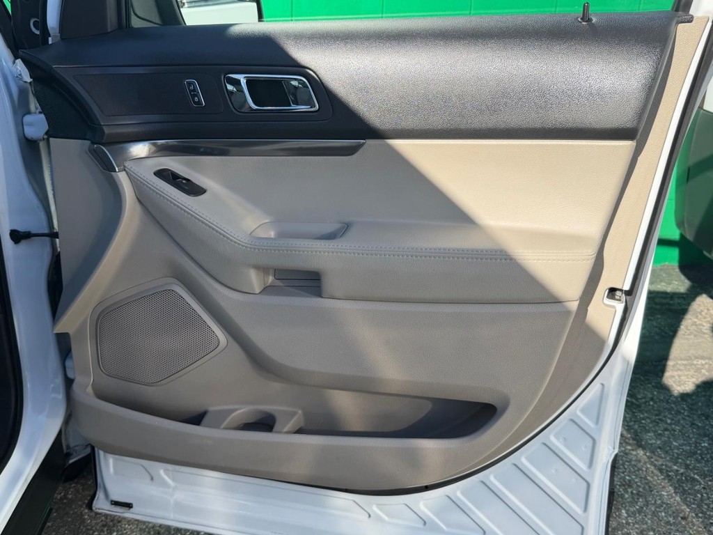 Ford Explorer Vehicle Full-screen Gallery Image 19