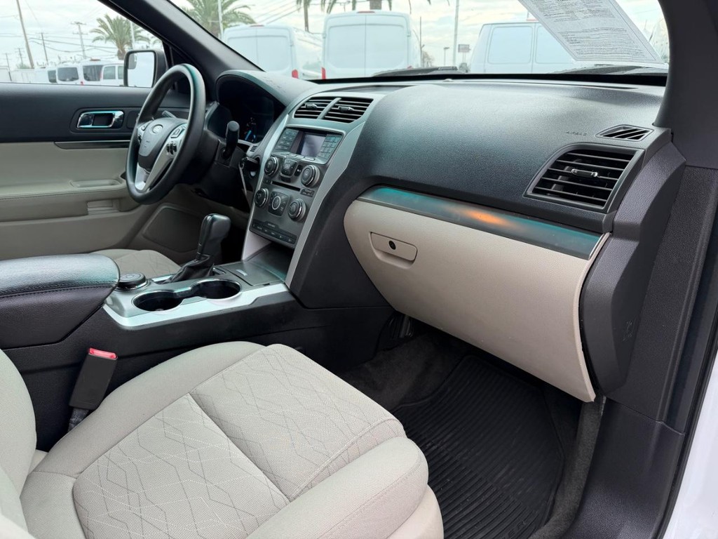 Ford Explorer Vehicle Full-screen Gallery Image 20