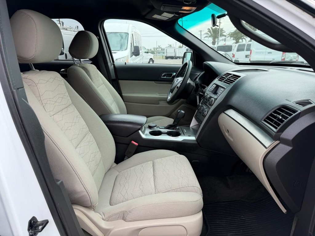 Ford Explorer Vehicle Full-screen Gallery Image 21