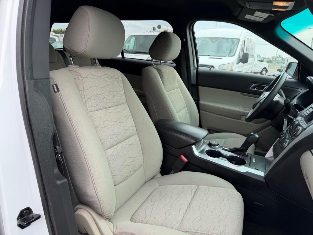 Ford Explorer Vehicle Full-screen Gallery Image 22