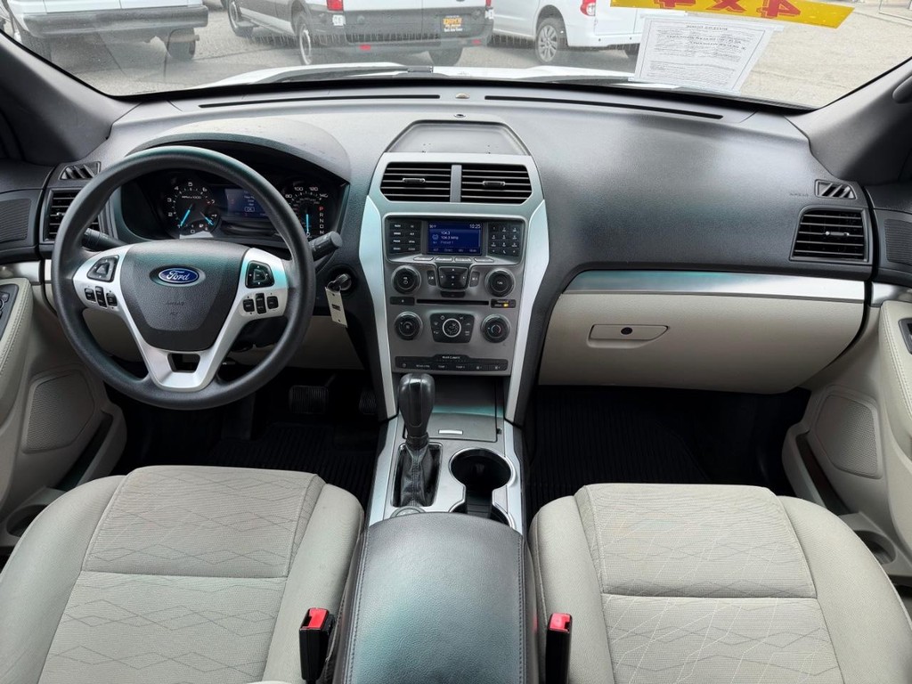 Ford Explorer Vehicle Full-screen Gallery Image 23