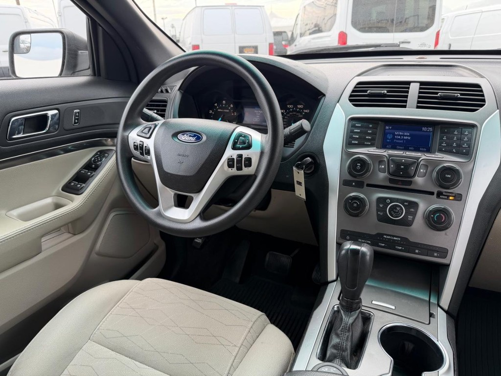 Ford Explorer Vehicle Full-screen Gallery Image 24