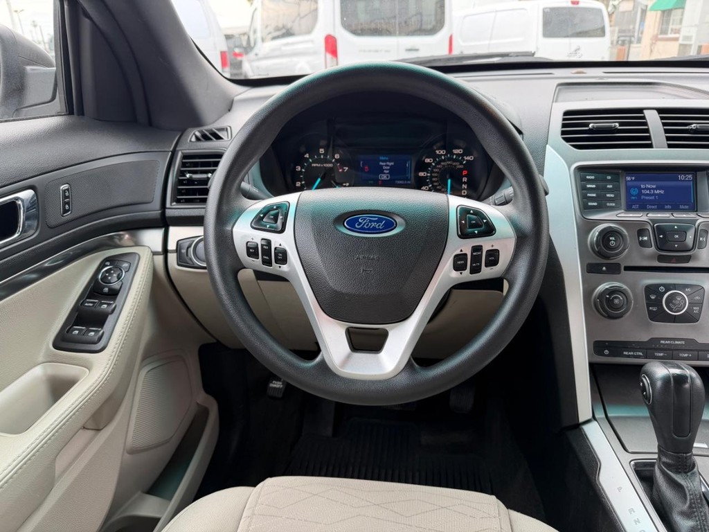 Ford Explorer Vehicle Full-screen Gallery Image 27