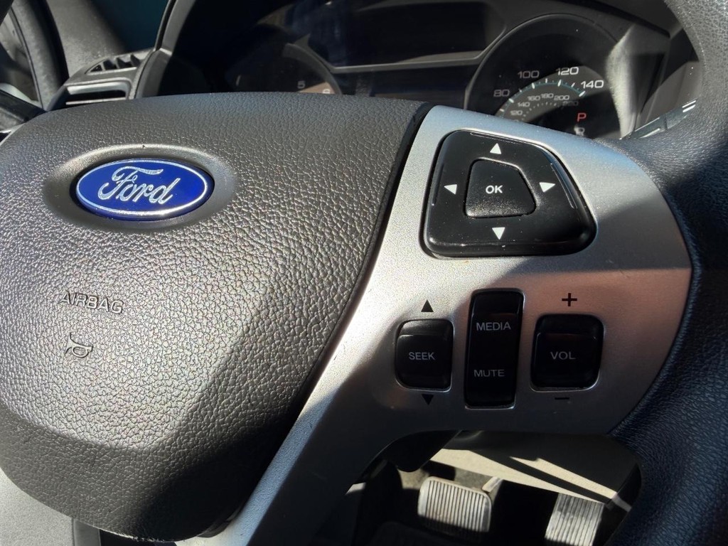 Ford Explorer Vehicle Full-screen Gallery Image 29