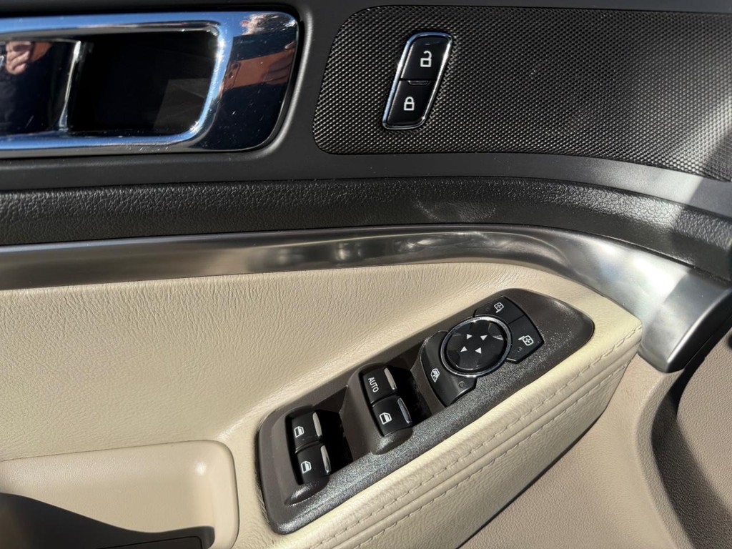 Ford Explorer Vehicle Full-screen Gallery Image 31