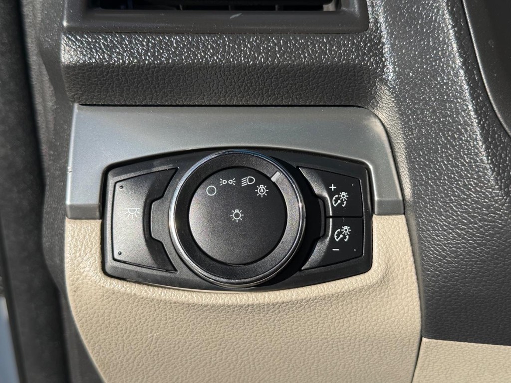 Ford Explorer Vehicle Full-screen Gallery Image 32