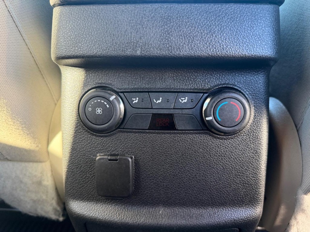 Ford Explorer Vehicle Full-screen Gallery Image 34