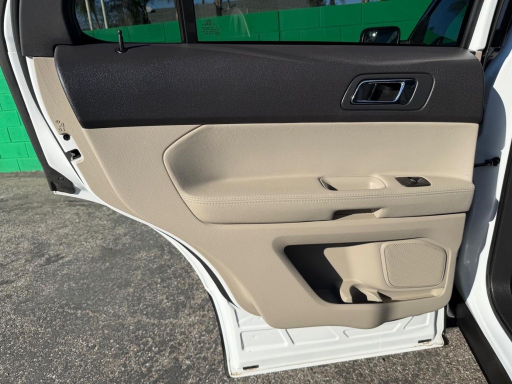 Ford Explorer Vehicle Full-screen Gallery Image 35