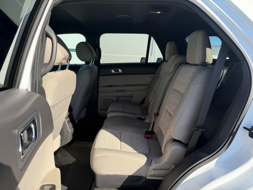 Ford Explorer Vehicle Full-screen Gallery Image 36