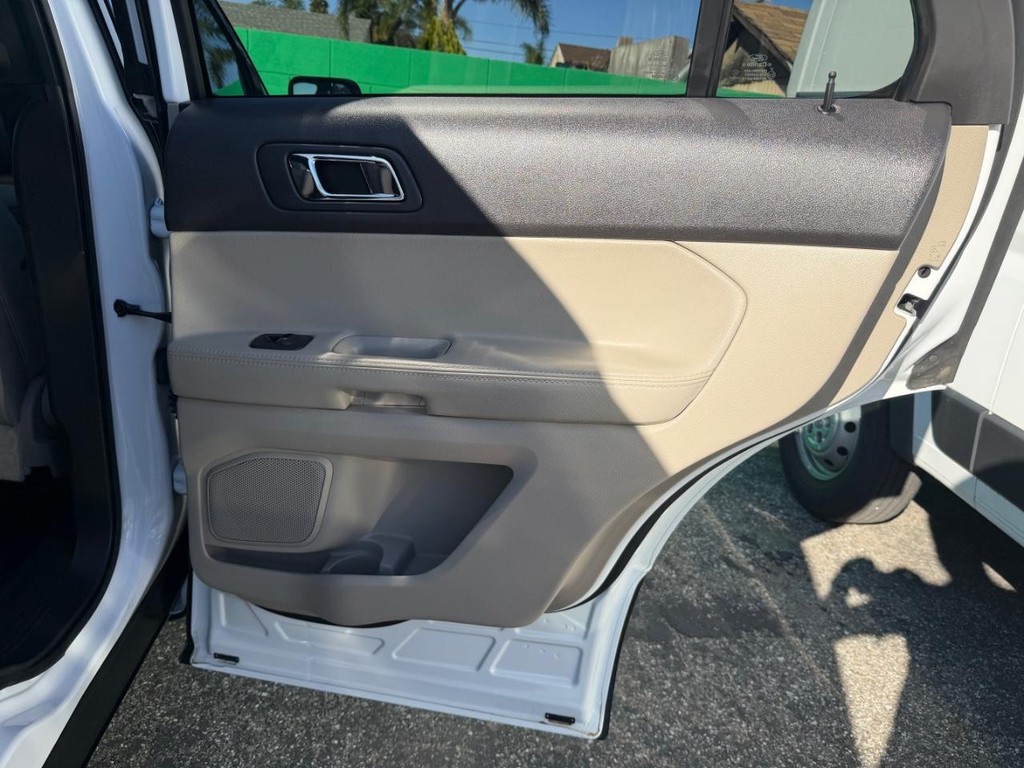 Ford Explorer Vehicle Full-screen Gallery Image 38