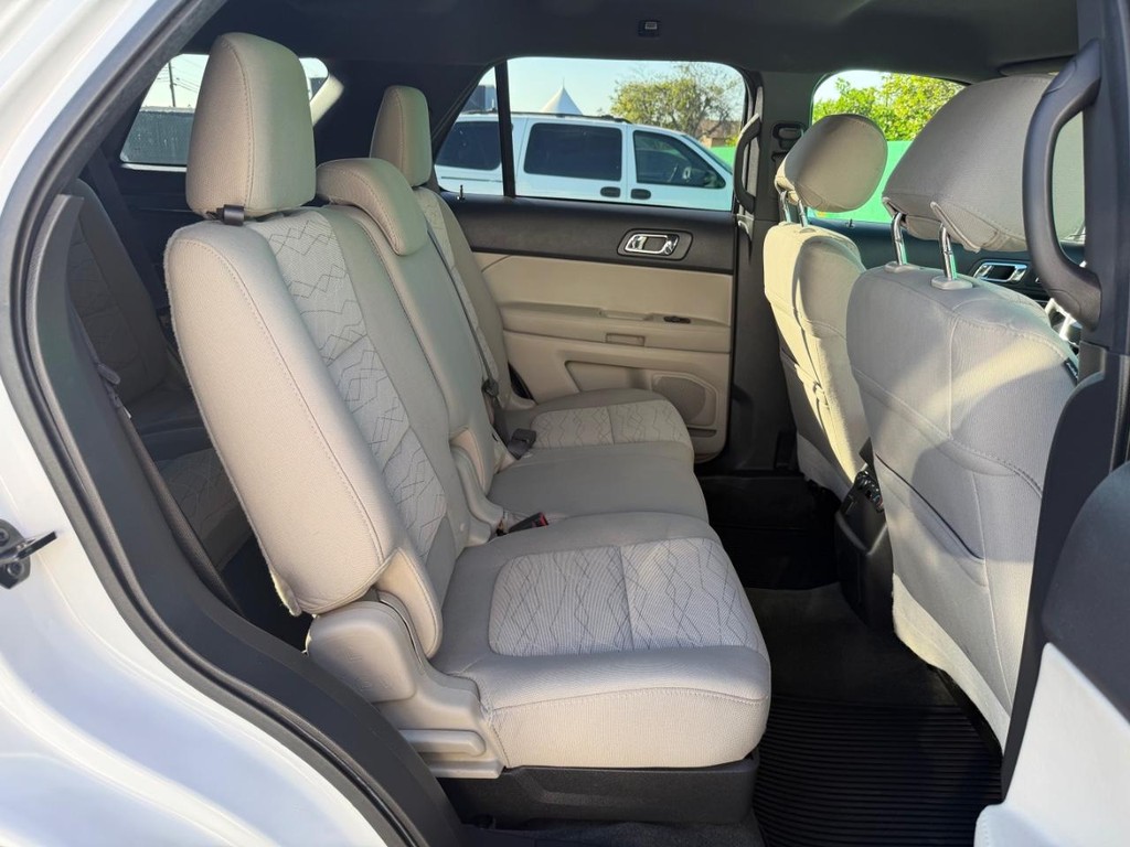 Ford Explorer Vehicle Full-screen Gallery Image 39