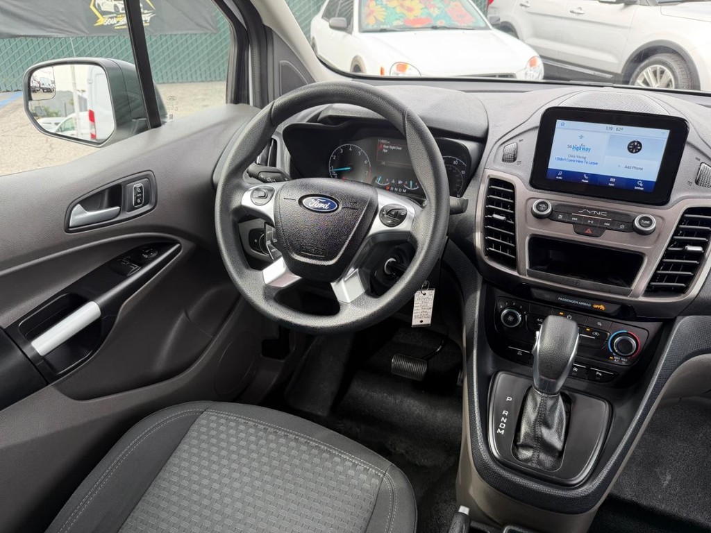 Ford Transit Connect Vehicle Full-screen Gallery Image 25
