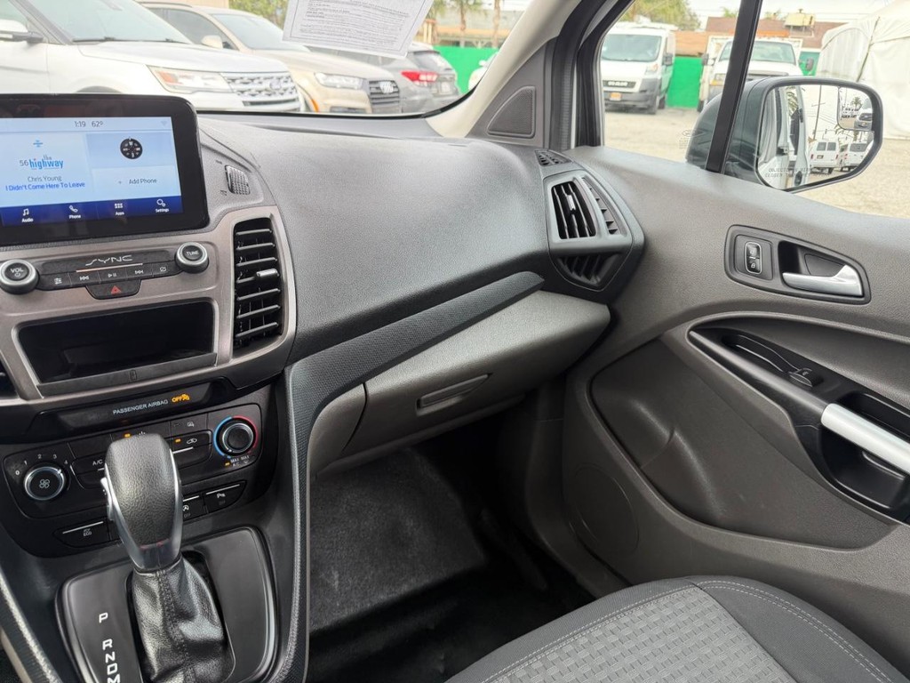 Ford Transit Connect Vehicle Full-screen Gallery Image 27