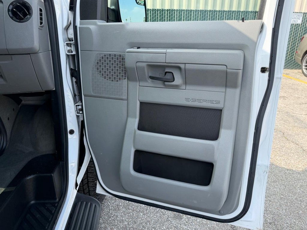 Ford E-250 Cargo Van Vehicle Full-screen Gallery Image 20