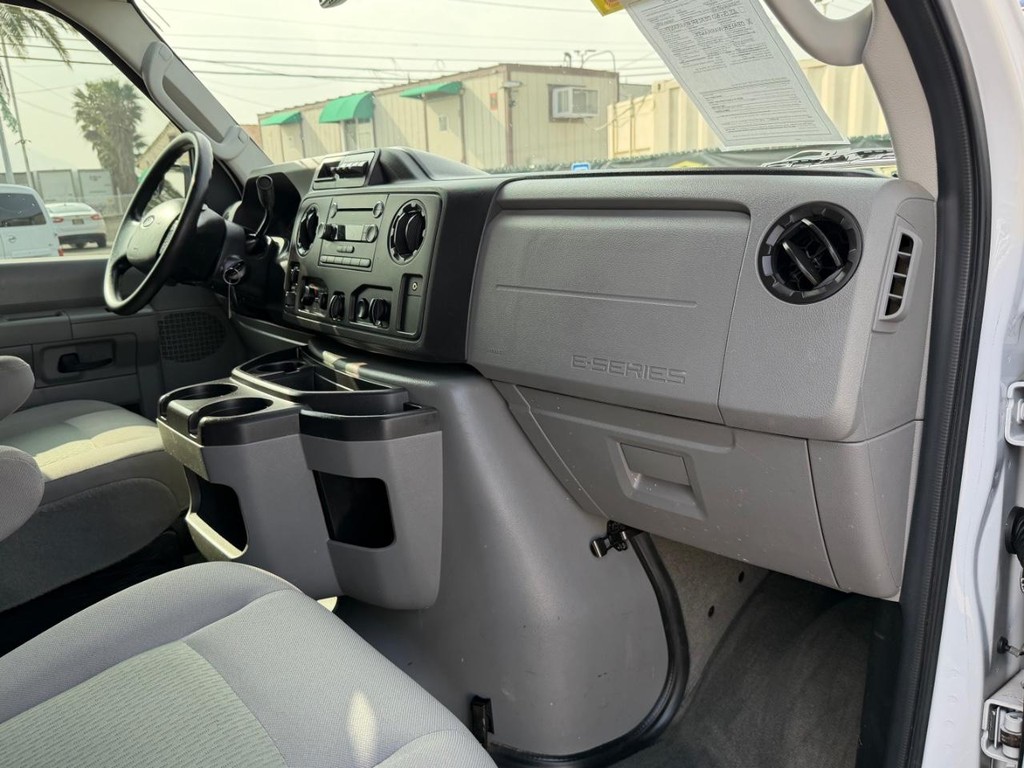 Ford E-250 Cargo Van Vehicle Full-screen Gallery Image 21