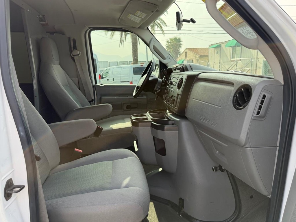 Ford E-250 Cargo Van Vehicle Full-screen Gallery Image 22